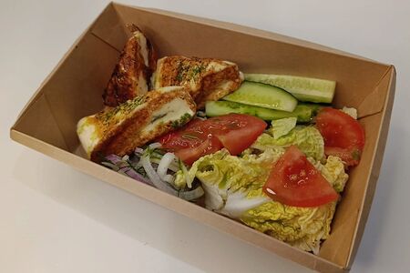 Жареный сыр сулугуни с овощами