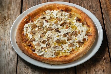 Пицца с чёрным трюфелем