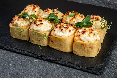 Запечённая тортилья с лососем и креветкой