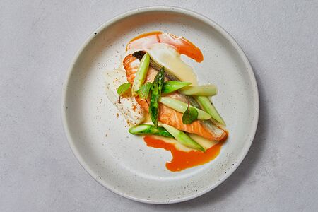 Лосось со спаржей и кремом из корня сельдерея