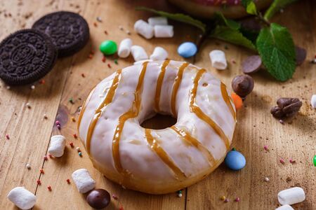 Донат карамель с орехом