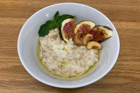 Овсянка с орехами и клубничным вареньем 