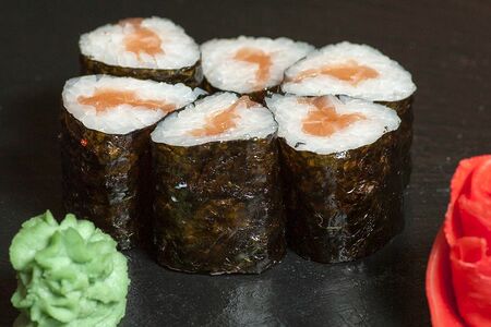 Ролл с лососем