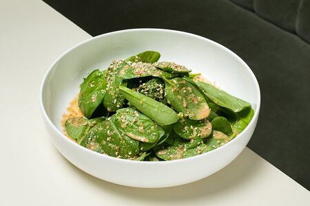 Чука, листья шпината и гамадари 