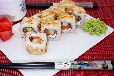 Ролл фирменный Бонито с лососем