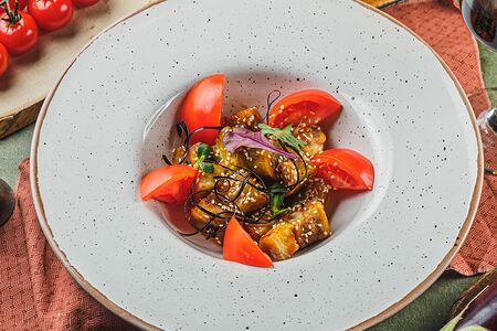 Теплый салат с баклажанами