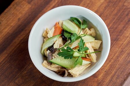 Салат со спаржей, огурцом и грибами