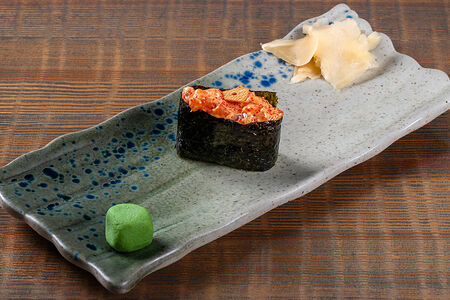 Гункан с лососем