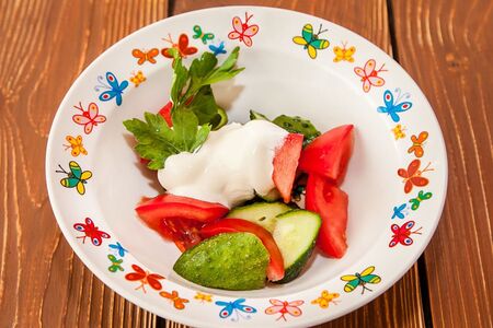 Грядка салат из огурцов и томатов со сметаной