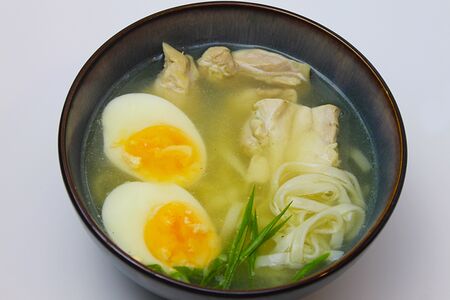 Бульон с курицей и удоном