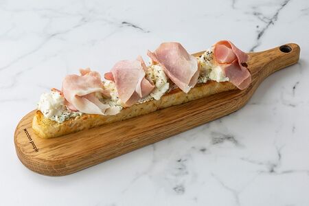 Фокачча с ветчиной, моцареллой и кремом из домашнего сыра