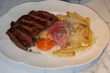 Стейк с яичницей, картофелем фри и пармезаном