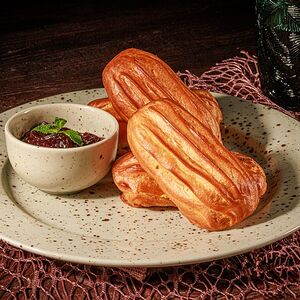 Мини-эклеры с фуа-гра и луковым вареньем