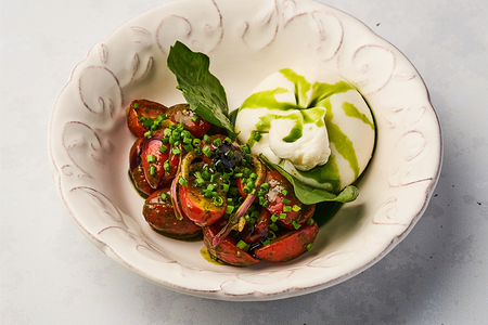 Буррата с томатами