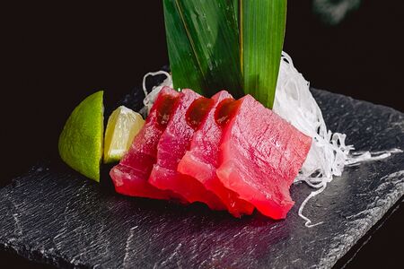 Сашими Тунец