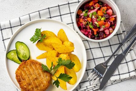 Шницель из индейки с картофелем и салатом Винегрет