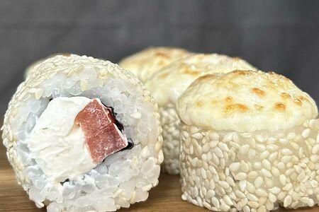 Запеченный с беконом в кунжуте