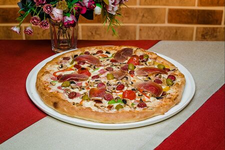 Пицца с пармской ветчиной