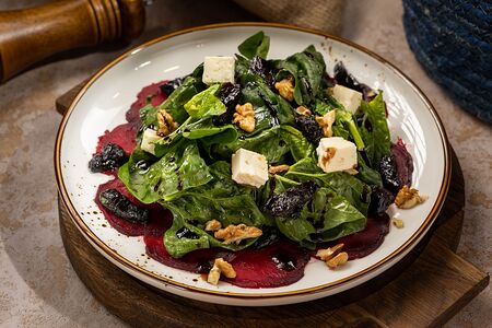 Салат с запеченной свеклой и имеретинским сыром