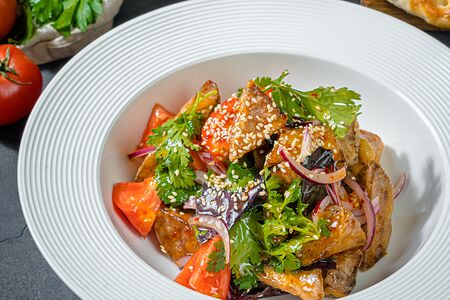 Теплый салат из хрустящих баклажанов с розовыми томатами