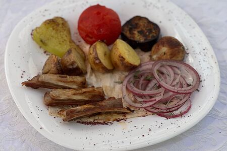 Бараньи ребра с овощами 