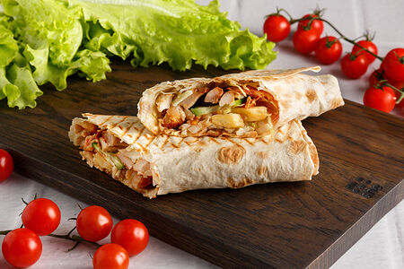 Шаурма в лаваше с курицей и халапеньо