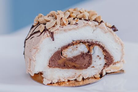 Меренговый рулет шоколадный