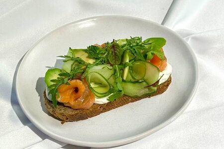 Лосось собственного посола со сливочным сыром и огурцом