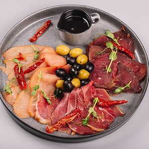 Ассорти мясных копчёностей