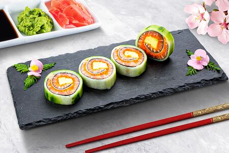 Овощной ролл с лососем