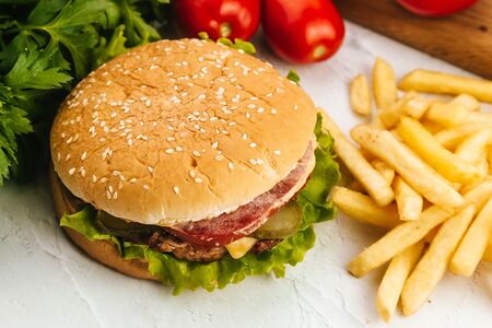 Бургер говяжий с картофелем фри