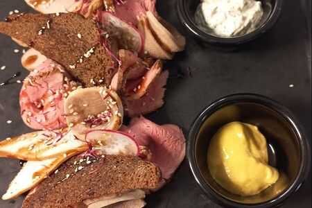 Тарелка мясных деликатесов