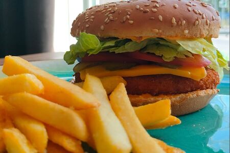 Чикенбургер и картофель фри