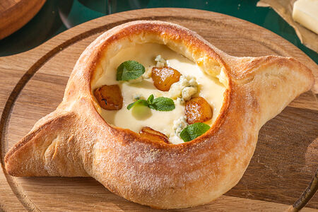 Хачапури с горгонзолой и грушей