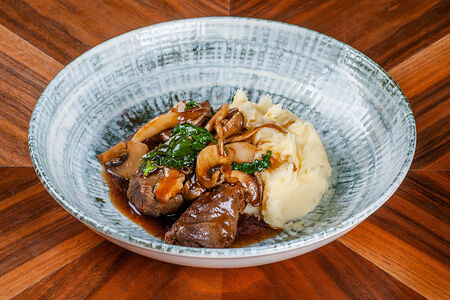 Томленые свиные щечки 