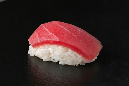 Суши с тунцом