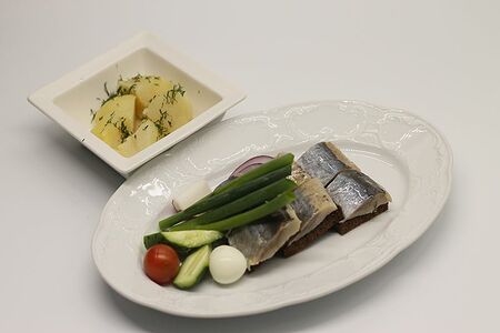 Сельдь на тостах из Бородинского хлеба с отварным картофелем