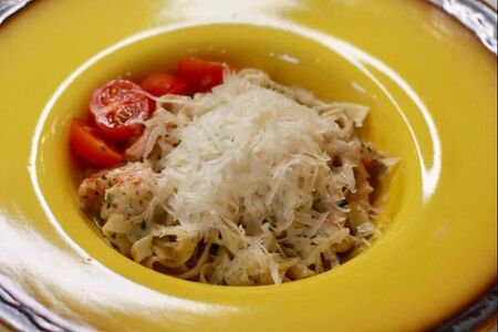 Паста с тигровыми креветками в сливочном соусе и песто