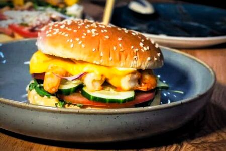 Бургер с креветками, овощами и соусом том ям