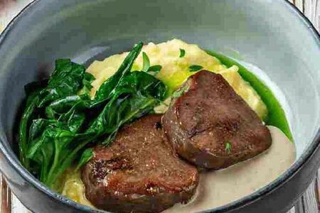 Язык говяжий тушенный с грибным соусом и картофельным пюре