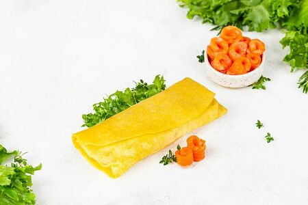 Ролл с красной рыбой, сливочным сыром и зеленым салатом