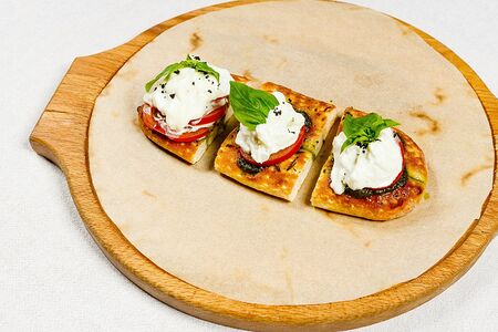 Брускетта с томатами и сыром страчателла
