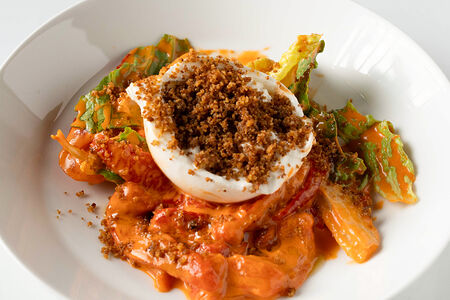 Буррата с печеным перцем и соусом рамиро