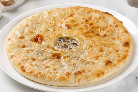 Осетинский пирог с курицей, сыром и грибами m