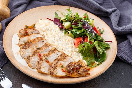 Куриный стейк с пастой Орзо