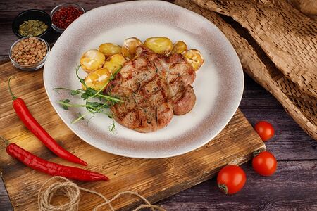 Стейк из cвинoй шеи