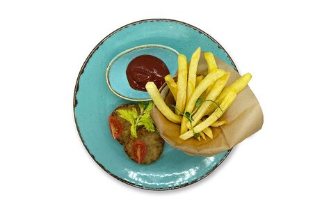 Нежные куриные биточки с картофелем фри