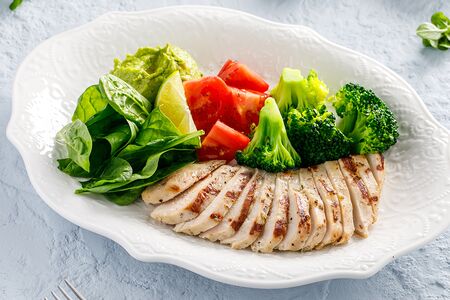 Куриная грудка с кремом из авокадо и овощами