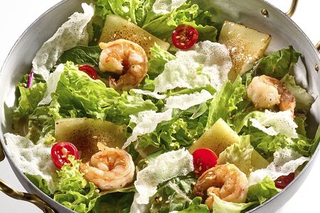 Салат с креветками и жареным сулугуни