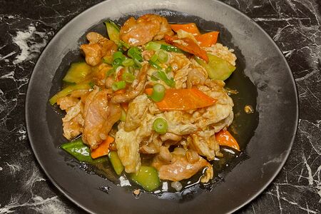 Свинина жареная с яйцом